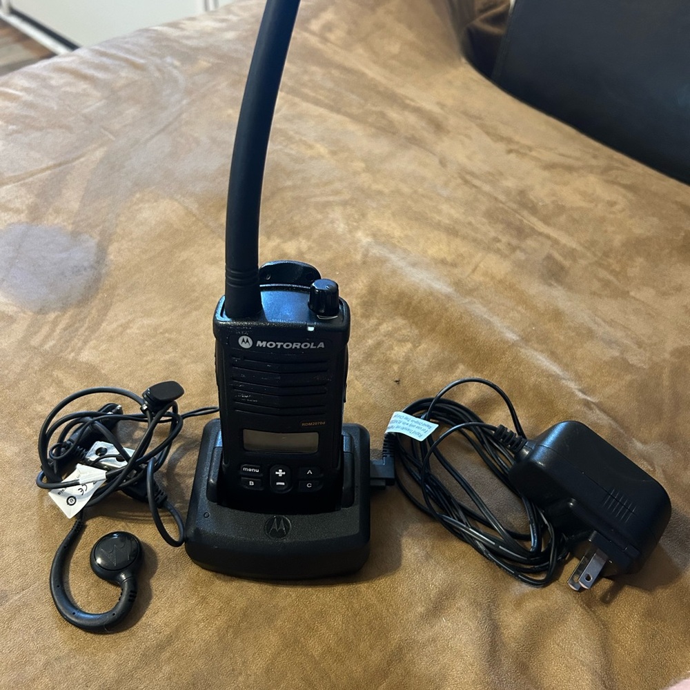 Motorola 2070D UHF Radio with Charger